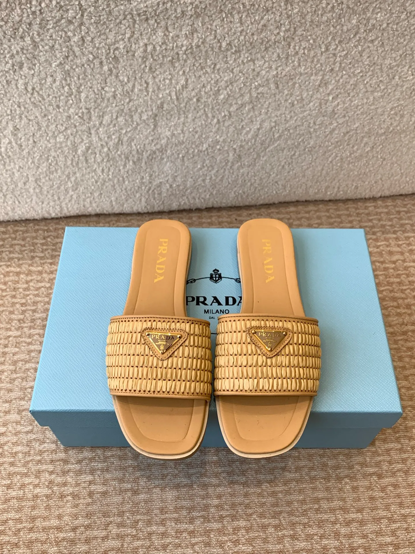 👟👟Ex-factory price 420👟👟 Prada 25ss new spring and summer Prada woven slippers Modern lines and original architectural volumes define these complex charms. The iconic geometric shape of the Prada triangle inspires the heel design, highlighting the taper and soft curves with a unique modern touch.  Upper: original woven upper, lining cowhide, outsole: Italian genuine leather outsole Size: #35-42 (40, 41, 42 customized, non-refundable)